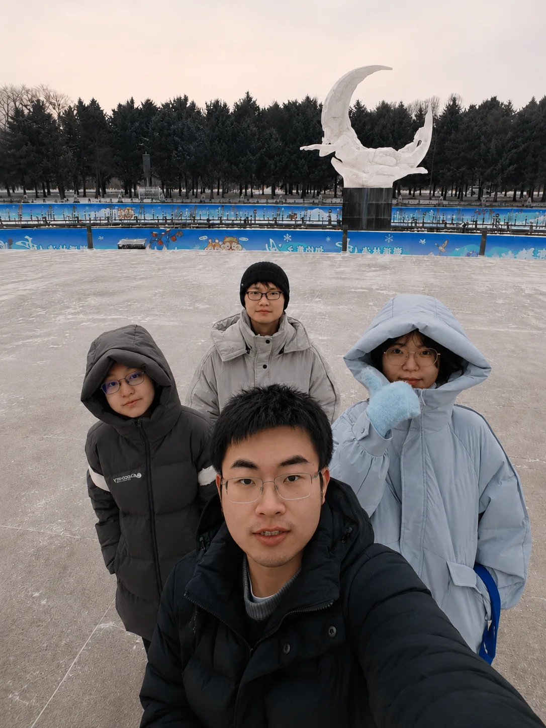 在长春参加活动期间的雪地合影