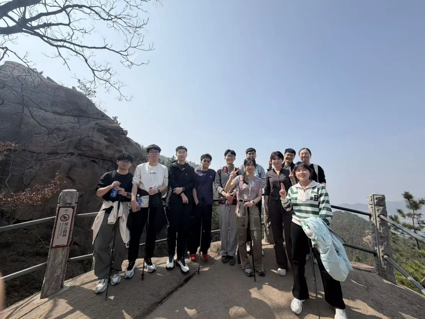 小组成员登山团建时的合影