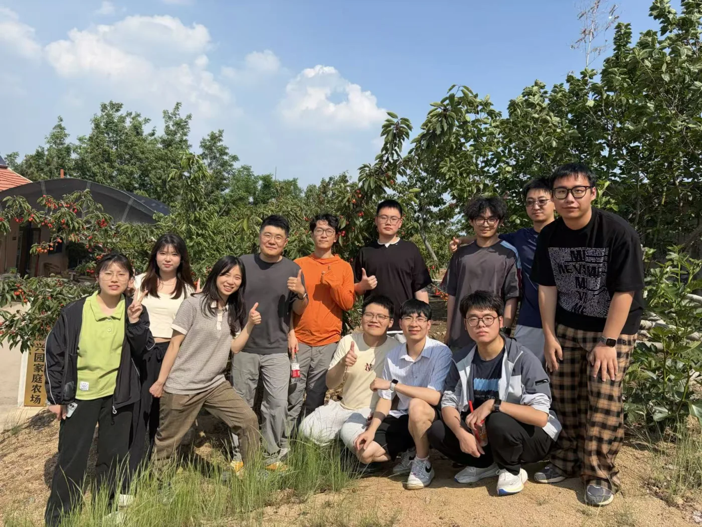 小组成员在户外团建时的合影