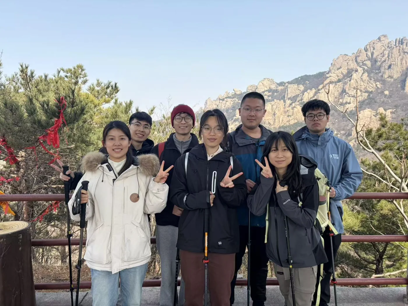 小组成员登山途中合影