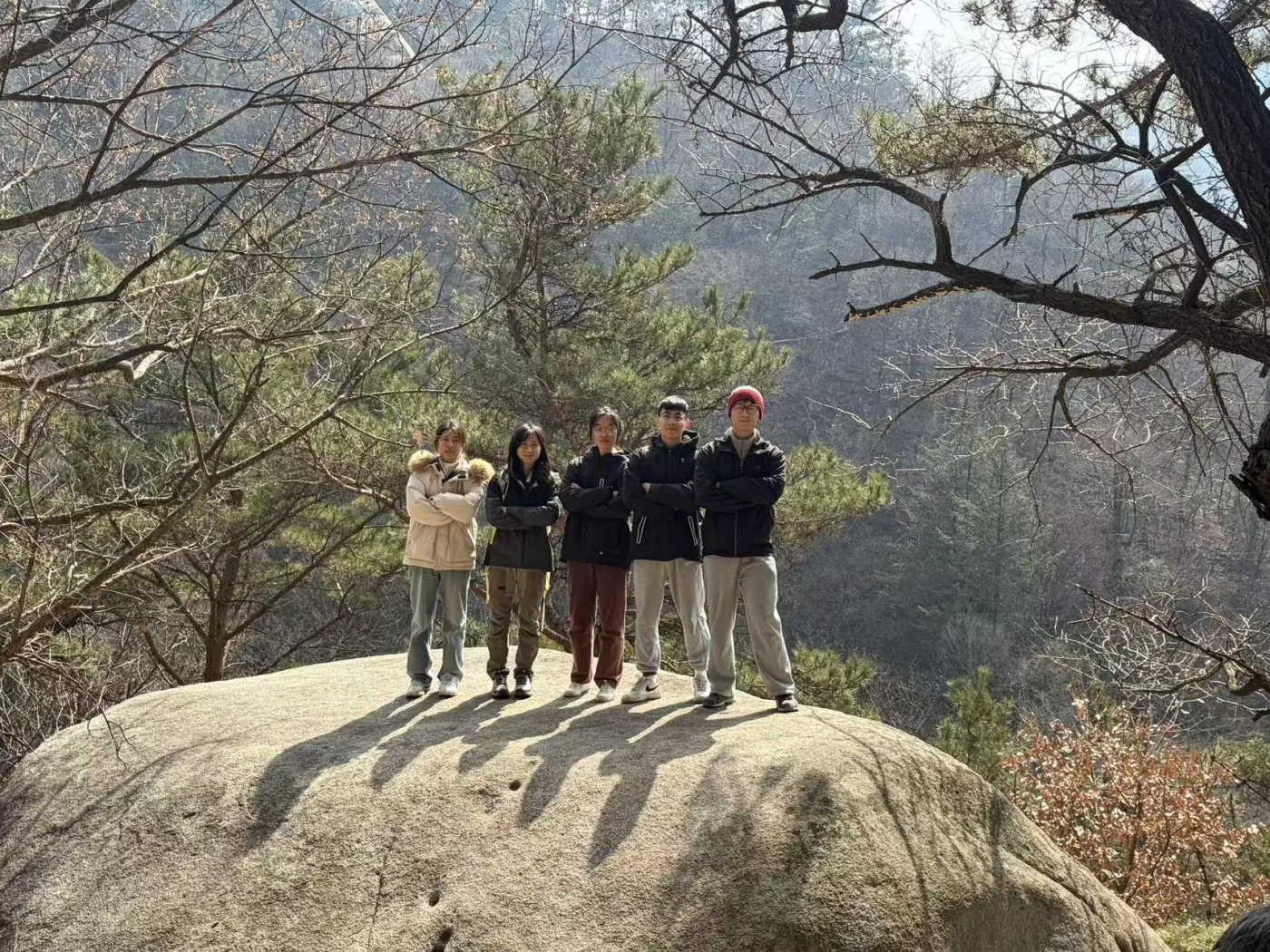 小组成员在山中岩石上合影
